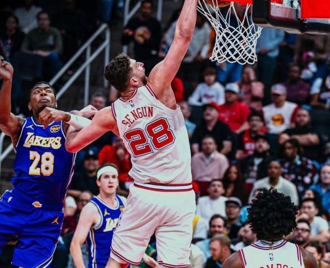 湖人双杀火箭 詹姆斯东契奇联手制胜 湖人稳居西