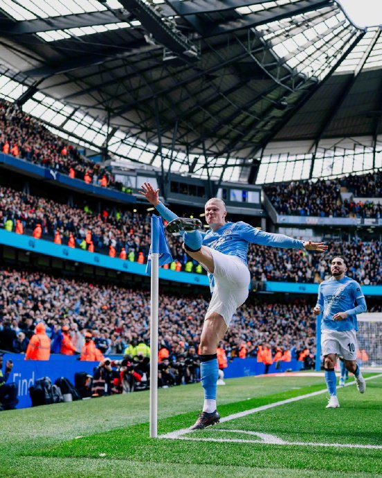 哈宝赛季首战完成帽子戏法助曼城夺冠