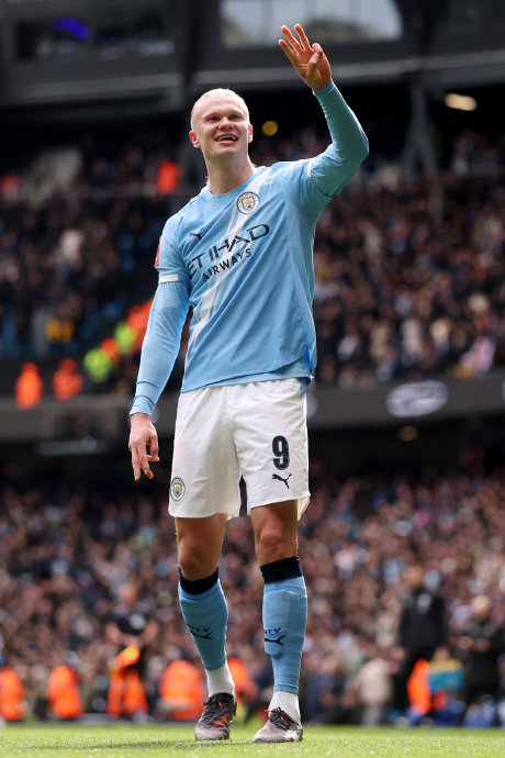 哈宝赛季首战完成帽子戏法助曼城夺冠