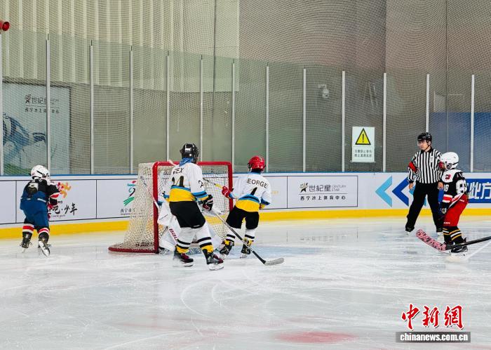 第五届中国青少年冰球联赛西宁赛区正式开赛
