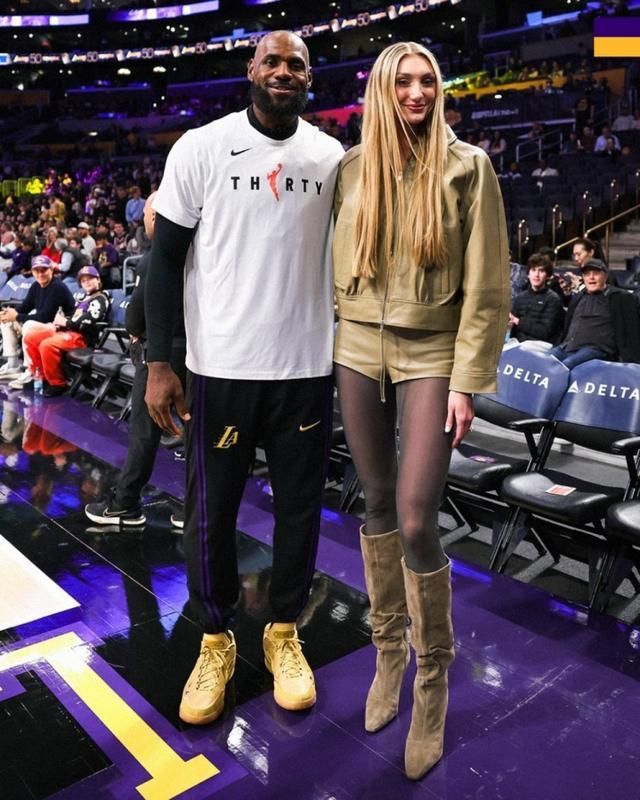 詹姆斯与WNBA球星布林克合影，回顾其伤病复出之