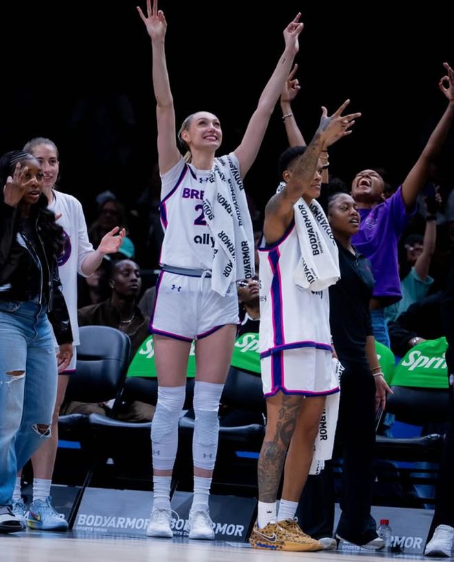 詹姆斯与WNBA球星布林克合影，回顾其伤病复出之