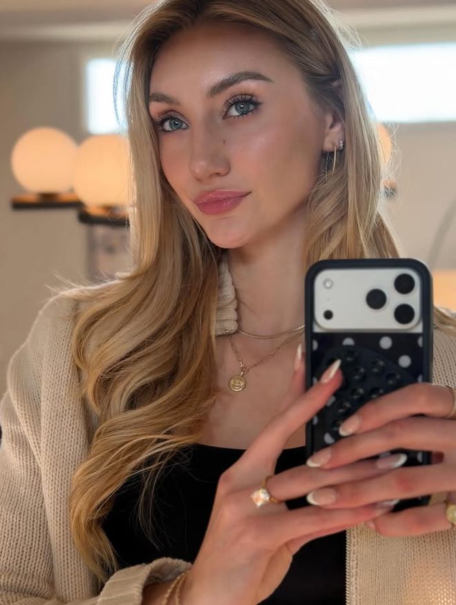 詹姆斯与WNBA球星布林克合影，回顾其伤病复出之