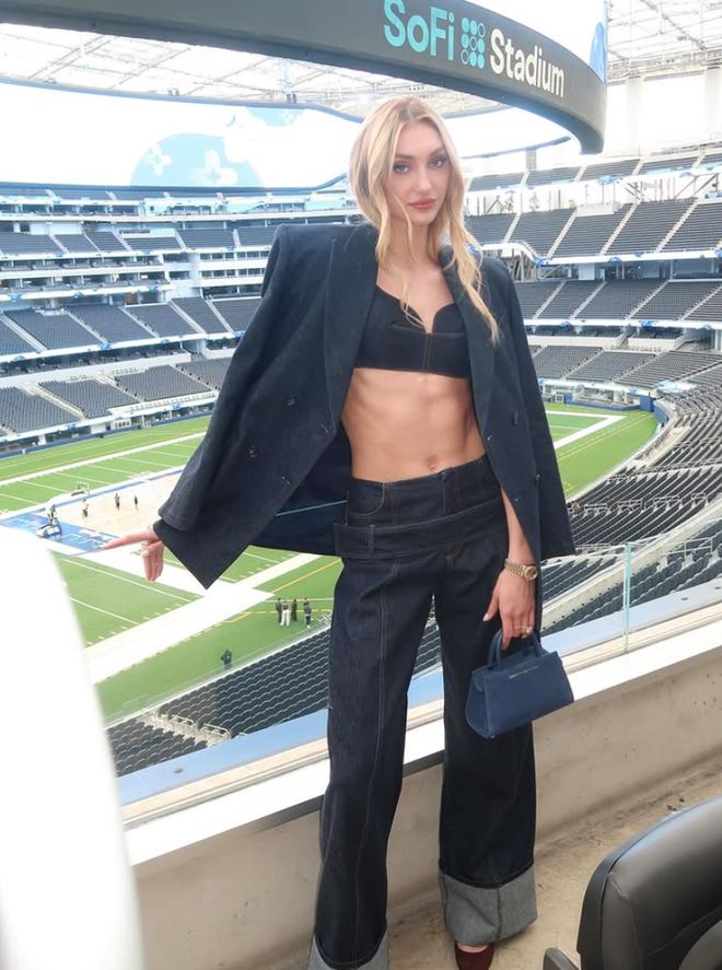 詹姆斯与WNBA球星布林克合影，回顾其伤病复出之