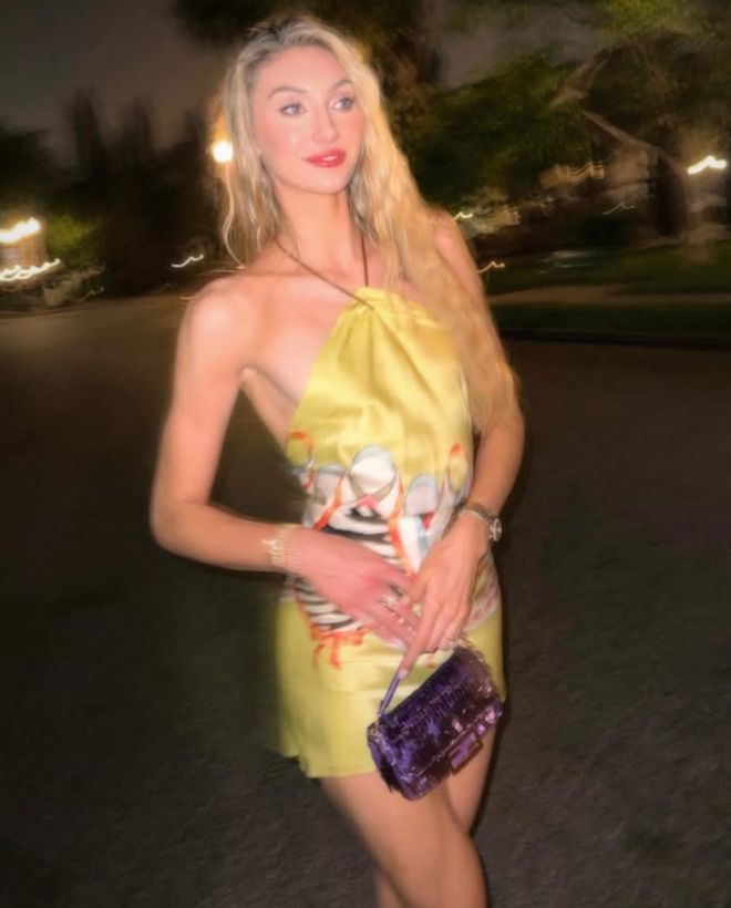 詹姆斯与WNBA球星布林克合影，回顾其伤病复出之